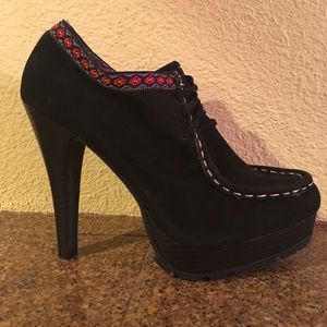 New Black w red design moccasin heels excellent